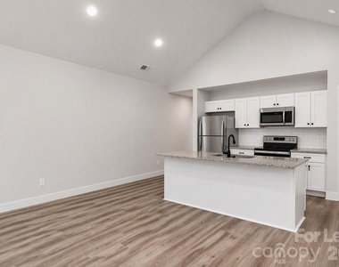 618 E Holly Street - Photo Thumbnail 3