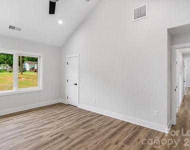 618 E Holly Street - Photo Thumbnail 6