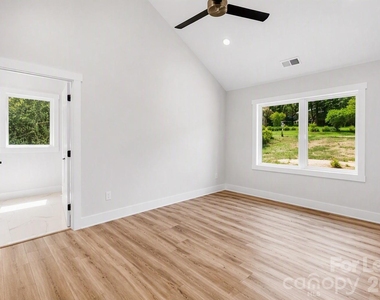 618 E Holly Street - Photo Thumbnail 8
