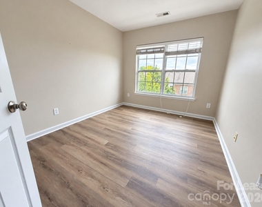 2005 Cambridge Beltway Drive - Photo Thumbnail 12