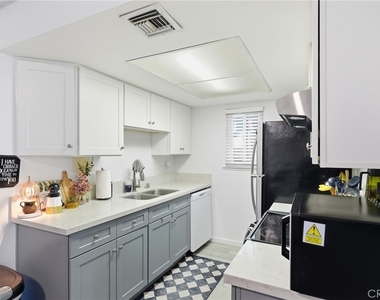 1328 Primrose - Photo Thumbnail 12