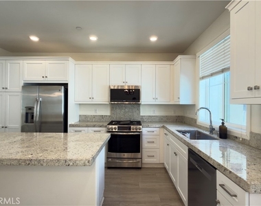 4333 Canyon Coral Lane - Photo Thumbnail 7