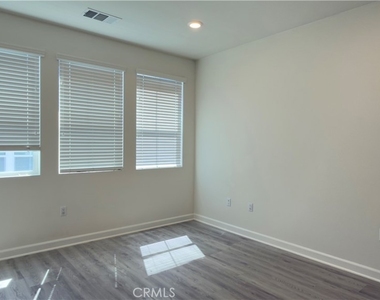 4333 Canyon Coral Lane - Photo Thumbnail 2