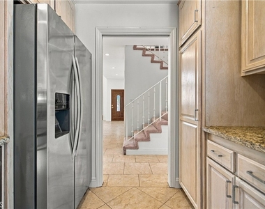 10002 Reseda Boulevard - Photo Thumbnail 12