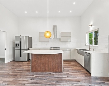 22207 Denker Avenue - Photo Thumbnail 9