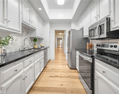 1870 Veteran Avenue - Photo Thumbnail 18