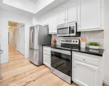 1870 Veteran Avenue - Photo Thumbnail 17