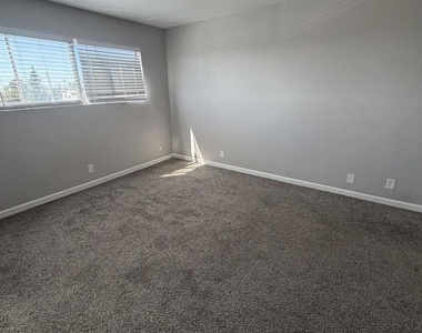 285 Moss Street - Photo Thumbnail 10