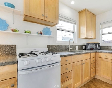 117 1/2 Amethyst Ave - Photo Thumbnail 4