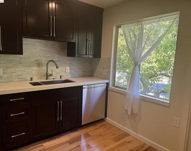 752 University Ave - Photo Thumbnail 8