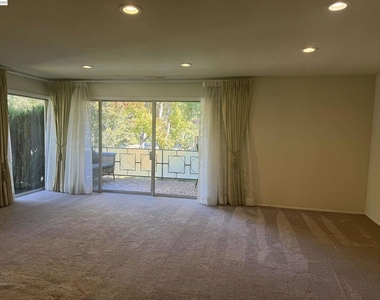 752 University Ave - Photo Thumbnail 4