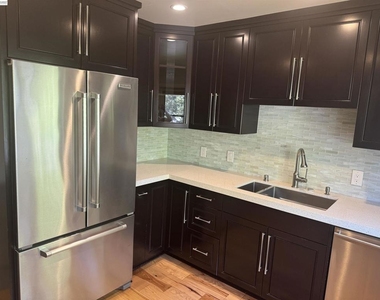752 University Ave - Photo Thumbnail 10