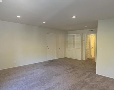 752 University Ave - Photo Thumbnail 37