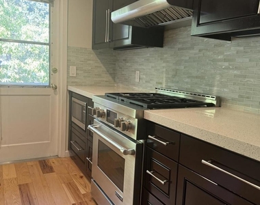 752 University Ave - Photo Thumbnail 7