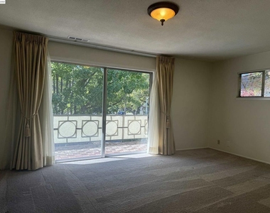 752 University Ave - Photo Thumbnail 18
