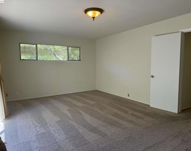 752 University Ave - Photo Thumbnail 19