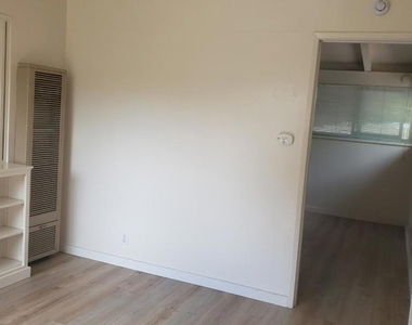 903 East Street - Photo Thumbnail 3
