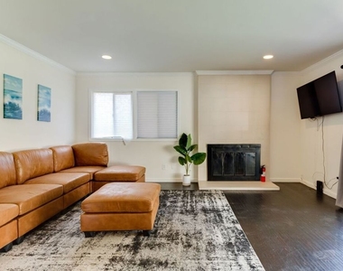 11257 Collett Avenue - Photo Thumbnail 4