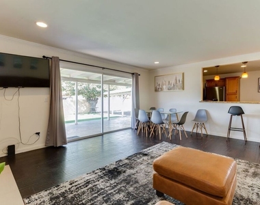 11257 Collett Avenue - Photo Thumbnail 6