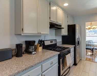 7858 Jamieson Avenue - Photo Thumbnail 11