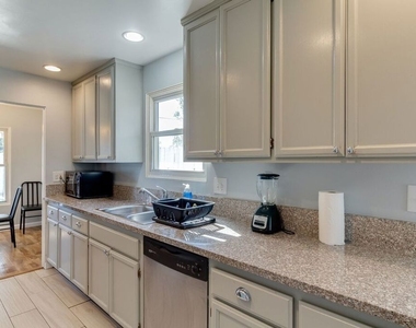 7858 Jamieson Avenue - Photo Thumbnail 12