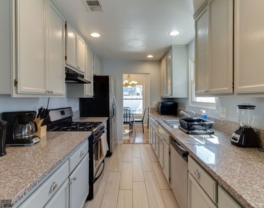 7858 Jamieson Avenue - Photo Thumbnail 10