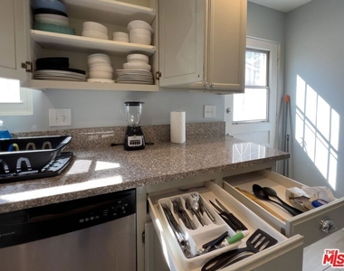 7858 Jamieson Avenue - Photo Thumbnail 14