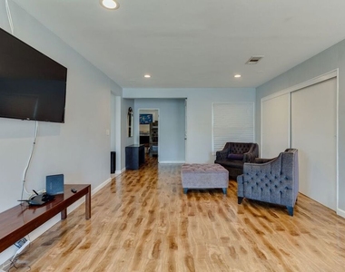 7858 Jamieson Avenue - Photo Thumbnail 6