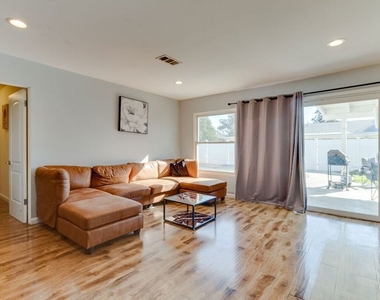 7858 Jamieson Avenue - Photo Thumbnail 8