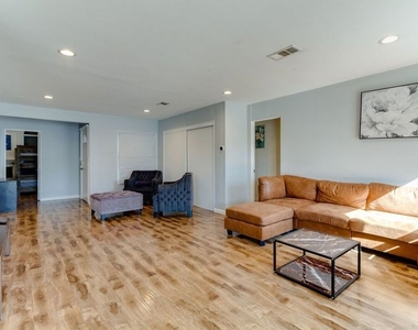 7858 Jamieson Avenue - Photo Thumbnail 4