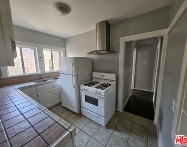 2934 1/2 S Normandie Avenue - Photo Thumbnail 18