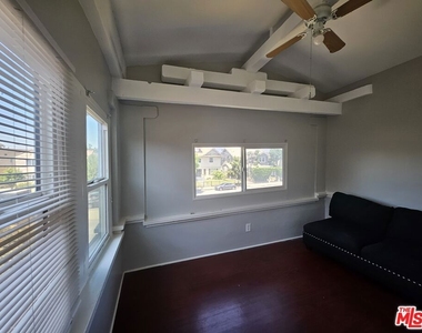 2934 1/2 S Normandie Avenue - Photo Thumbnail 13