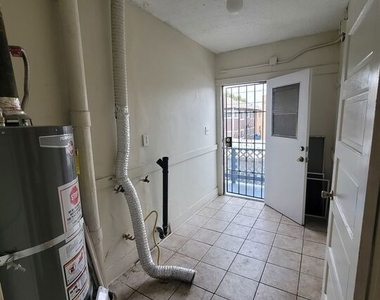 2934 1/2 S Normandie Avenue - Photo Thumbnail 6