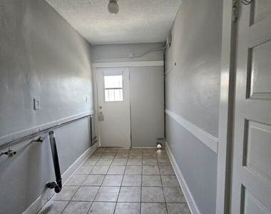 2934 1/2 S Normandie Avenue - Photo Thumbnail 16