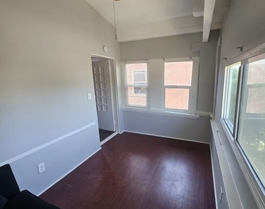2934 1/2 S Normandie Avenue - Photo Thumbnail 14