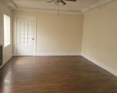 2934 1/2 S Normandie Avenue - Photo Thumbnail 3