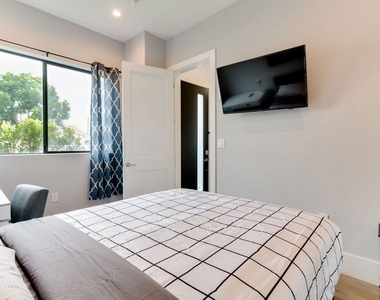 4826 W Pickford - Photo Thumbnail 9