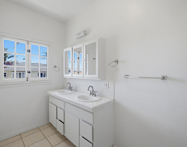 1097 S Orange Drive - Photo Thumbnail 31