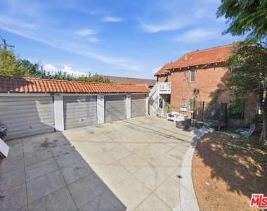 1097 S Orange Drive - Photo Thumbnail 6