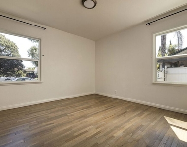 6315 Craner Avenue - Photo Thumbnail 12