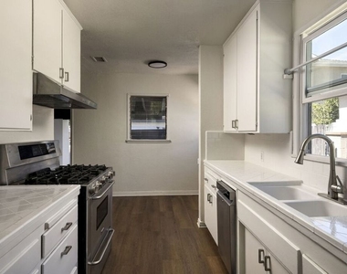 6315 Craner Avenue - Photo Thumbnail 6