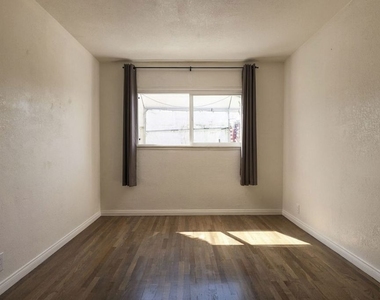 6315 Craner Avenue - Photo Thumbnail 16