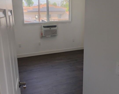 13757 Vanowen Street - Photo Thumbnail 9