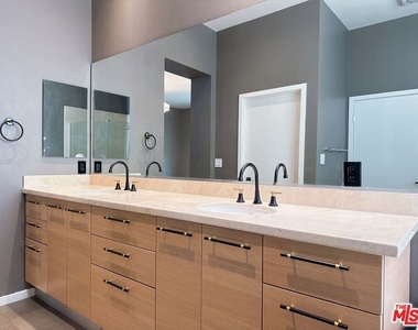 6581 Seabluff Drive - Photo Thumbnail 14