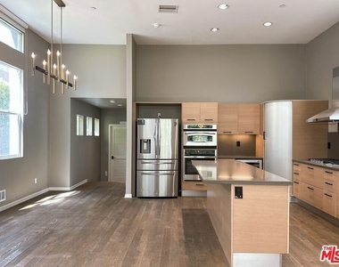 6581 Seabluff Drive - Photo Thumbnail 7