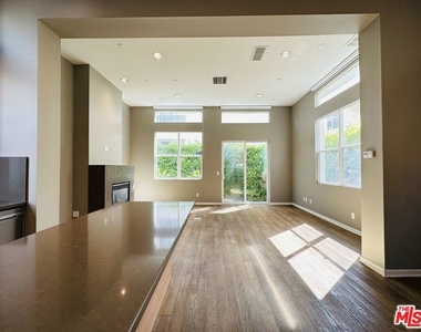 6581 Seabluff Drive - Photo Thumbnail 6