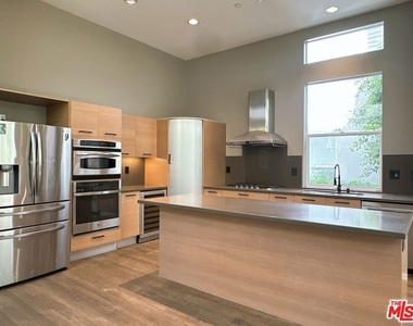 6581 Seabluff Drive - Photo Thumbnail 8