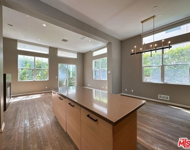 6581 Seabluff Drive - Photo Thumbnail 9