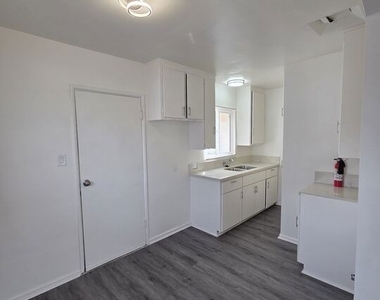 1515 1/2 W 85th Street - Photo Thumbnail 7