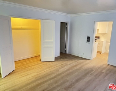 325 N Palm Drive - Photo Thumbnail 4